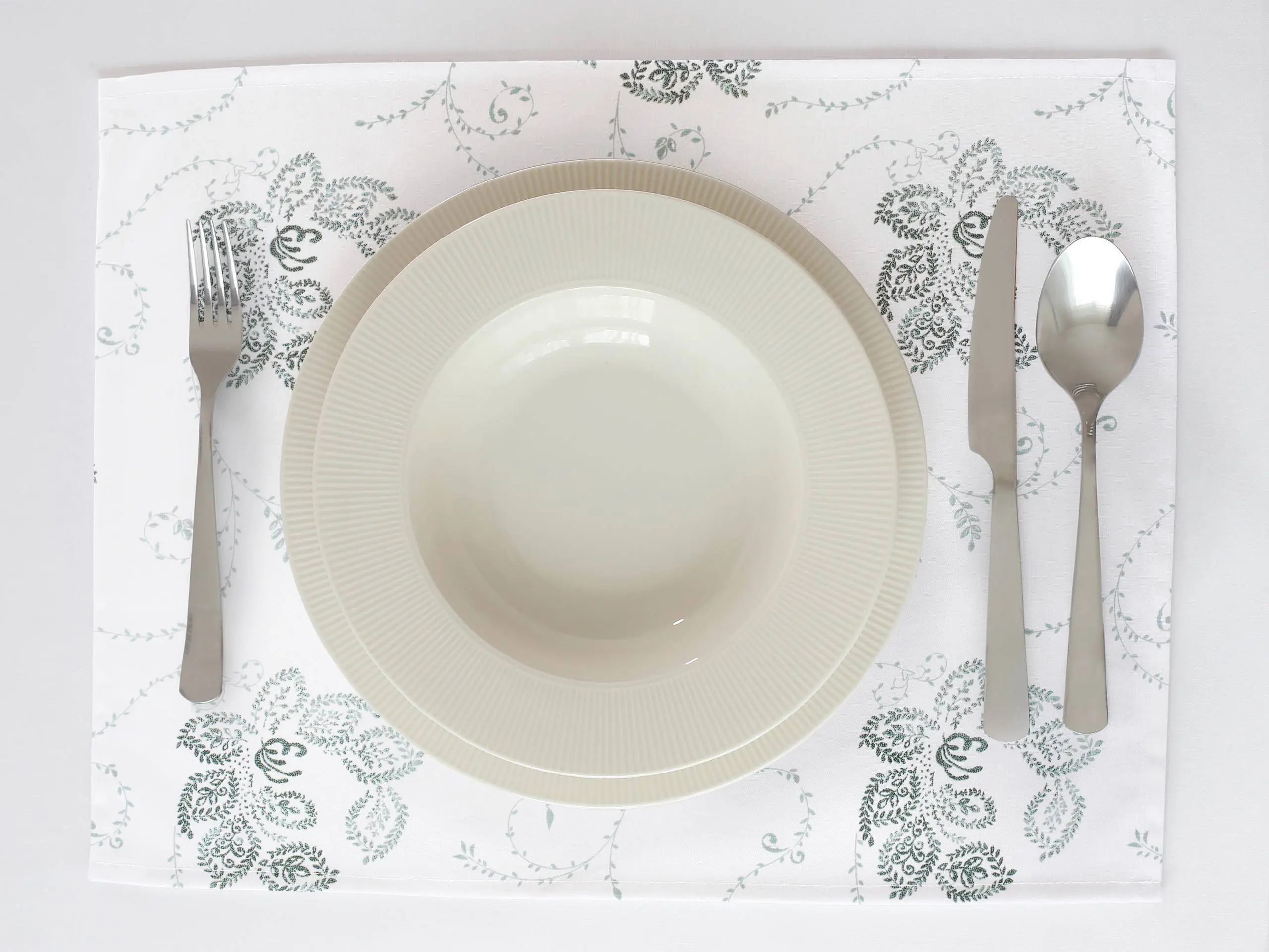 avlněné prostírání zelené ornamenty na bílé značky Škodáknamenty na bílé značky Škodák