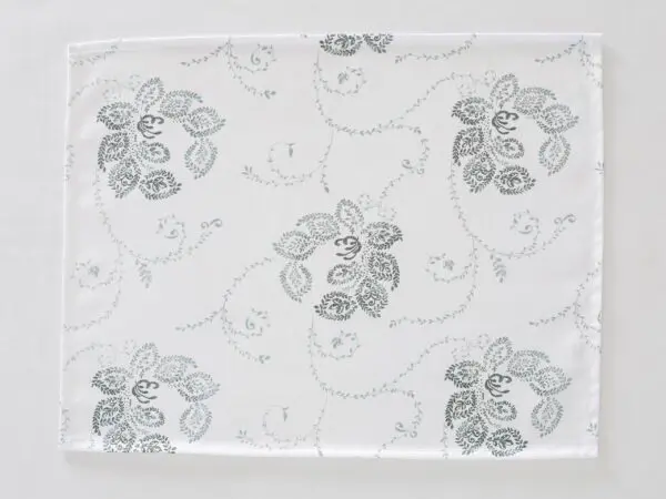 avlněné prostírání zelené ornamenty na bílé značky Škodák