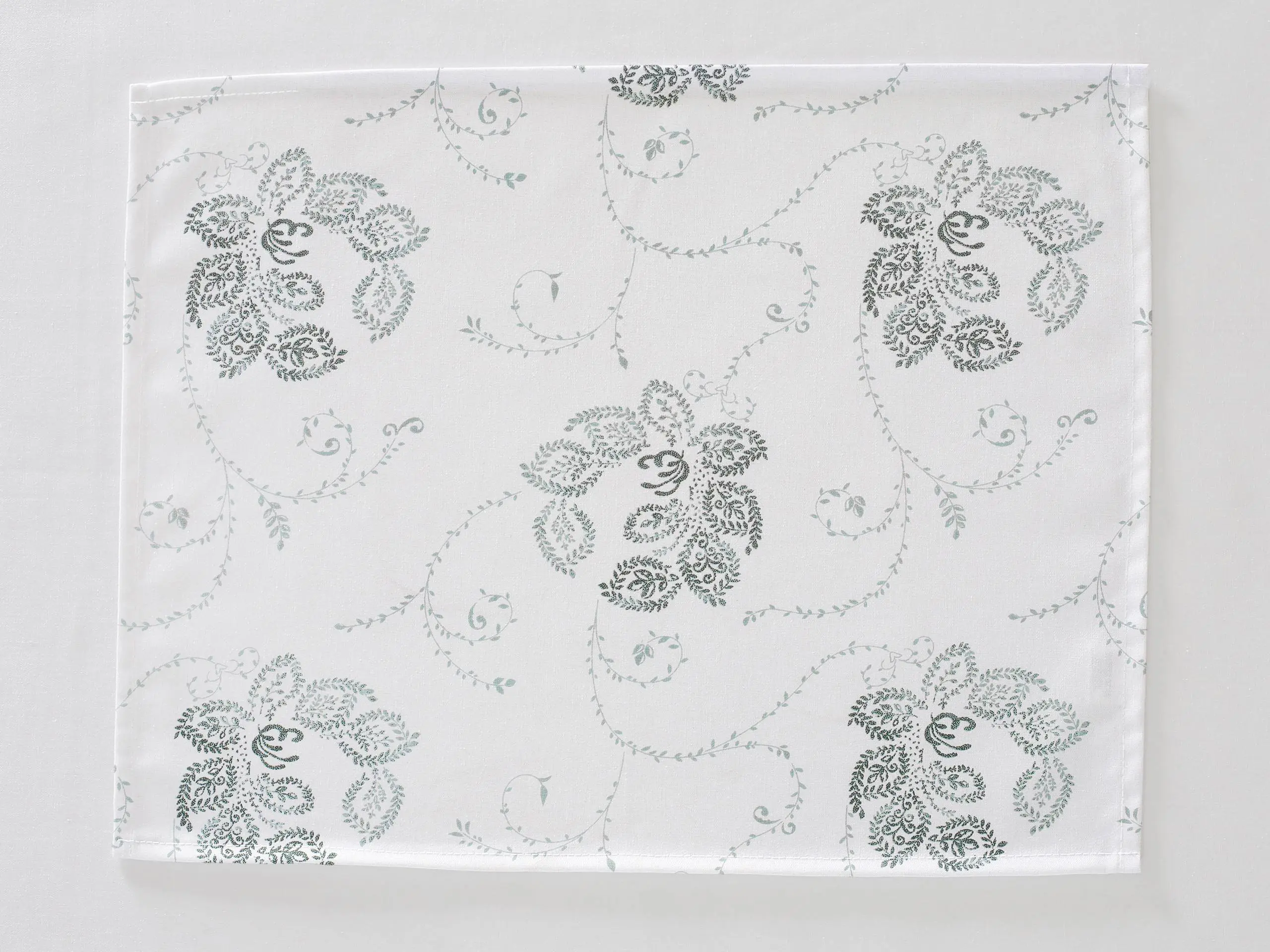 avlněné prostírání zelené ornamenty na bílé značky Škodák