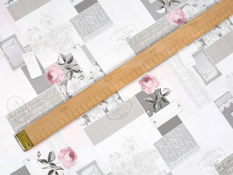 PVC ubrusovina růže patchwork na šedé značky Škodák.