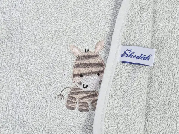 Dětská osuška LILI zebra šedá značky Škodák