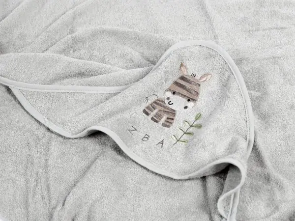 Dětská osuška LILI s kapucí zebra šedá značky Škodák