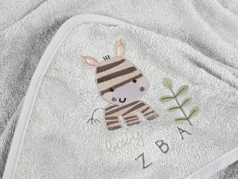 Dětská osuška LILI s kapucí zebra šedá značky Škodák