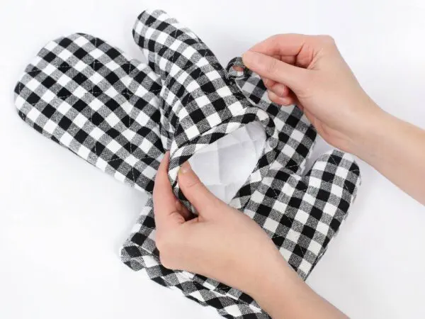 Kuchyňské chňapky kanafas černo-bílé káro malé značky Škodák