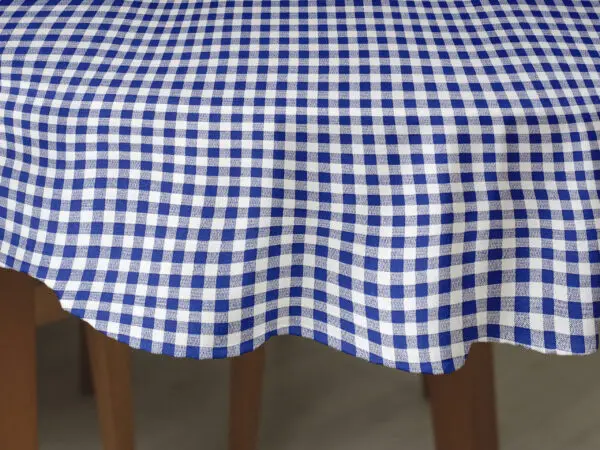 Oválný bavlněný ubrus modré káro značky Škodák
