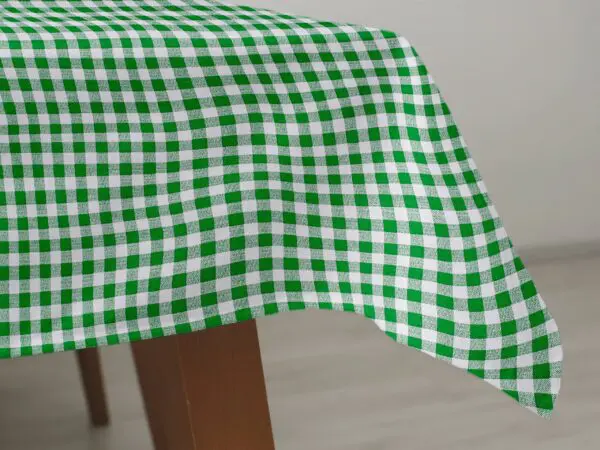 Hranatý bavlněný ubrus zelené káro značky Škodák