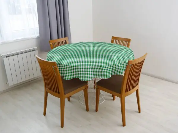 Kulatý bavlněný ubrus zelené káro značky Škodák