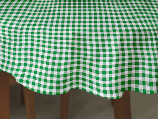 Oválný bavlněný ubrus zelené káro značky Škodák