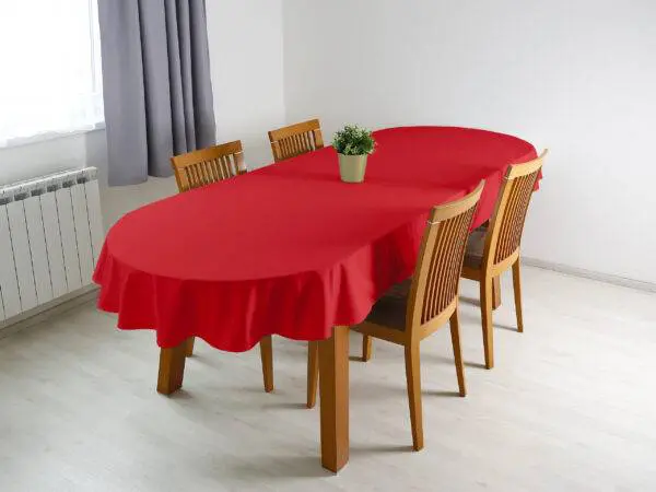 Oválný ubrus Loneta sangria značky Škodák.