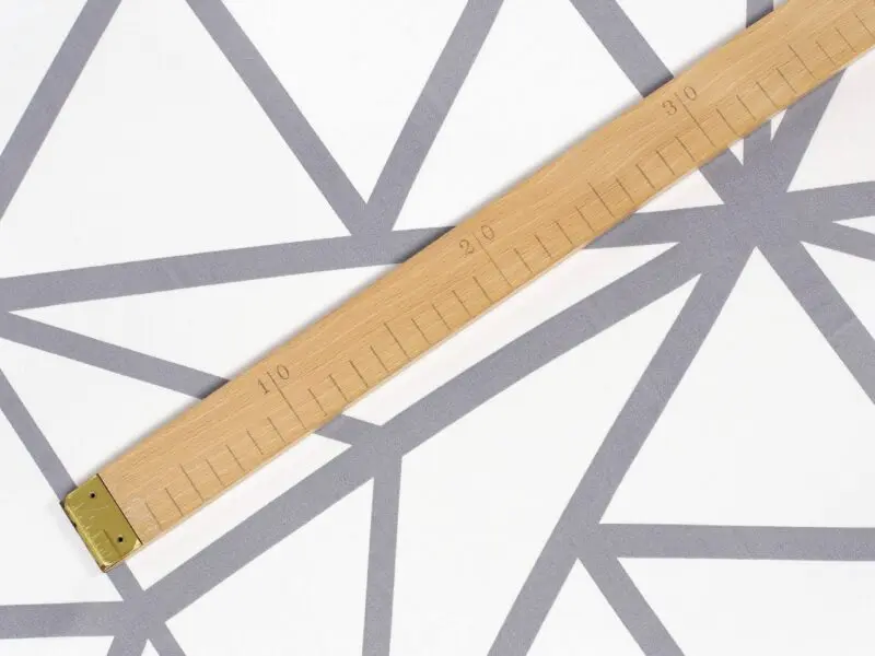 Bavlněná látka šedé geometrické tvary metráž značky Škodák