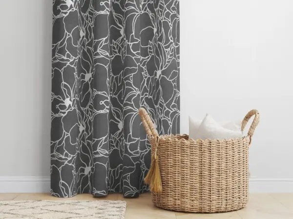 Bavlněný závěs bílé květy na tmavě šedé značky Škodák