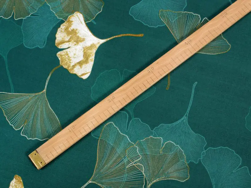 Bavlněná látka ginkgo na tm. zelené značky Škodák