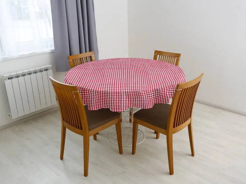 Kulatý bavlněný ubrus červené káro značky Škodák