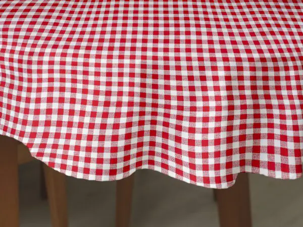 Oválný bavlněný ubrus červené káro značky Škodák