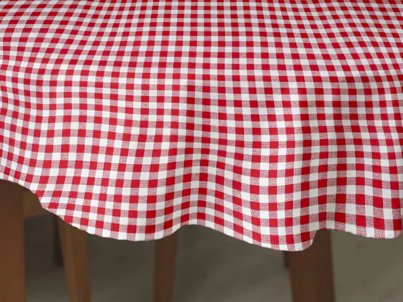 Oválný bavlněný ubrus červené káro značky Škodák