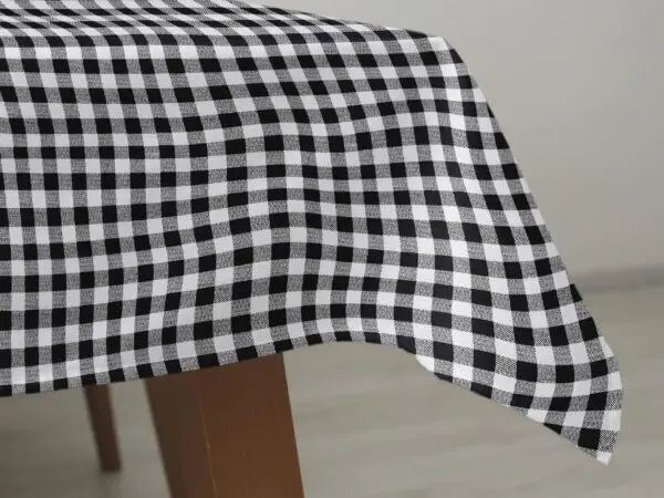 Hranatý bavlněný ubrus černé káro značky Škodák