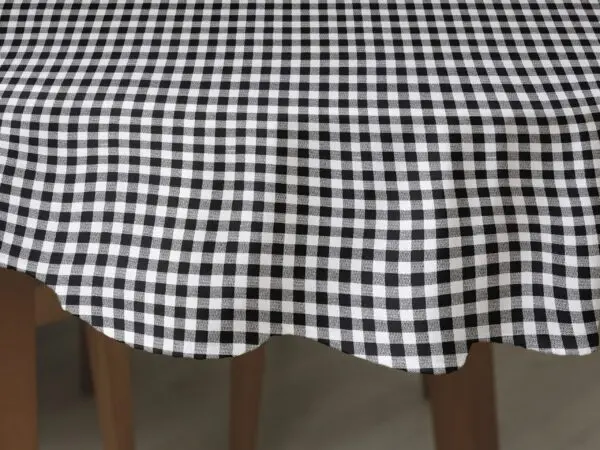 Oválný bavlněný ubrus černé káro značky Škodák