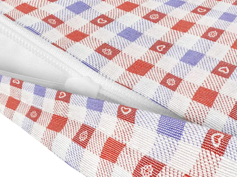 Povlak na polštář Loneta modré a červené kostky se srdíčky značky Škodák
