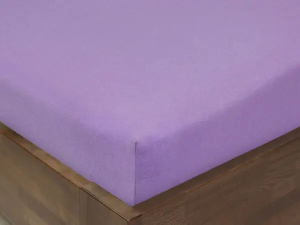 Napínací prostěradlo jersey světle fialové do školky značky Škodák.