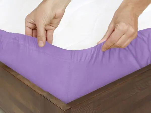 Napínací prostěradlo jersey světle fialové do školky značky Škodák.
