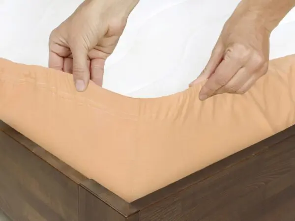 Napínací prostěradlo jersey lososové do školky značky Škodák.