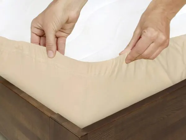 Napínací prostěradlo jersey tmavě béžové do školky značky Škodák.