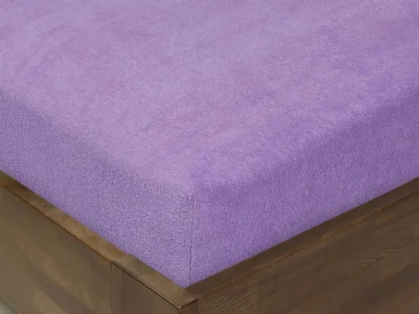 Napínací prostěradlo froté fialové do školky značky Škodák.