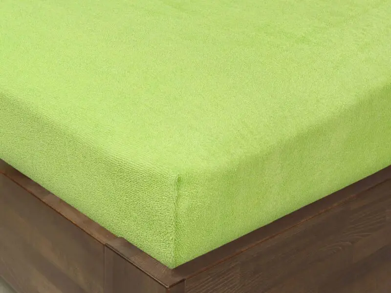 Napínací prostěradlo froté světle zelené do školky značky Škodák.