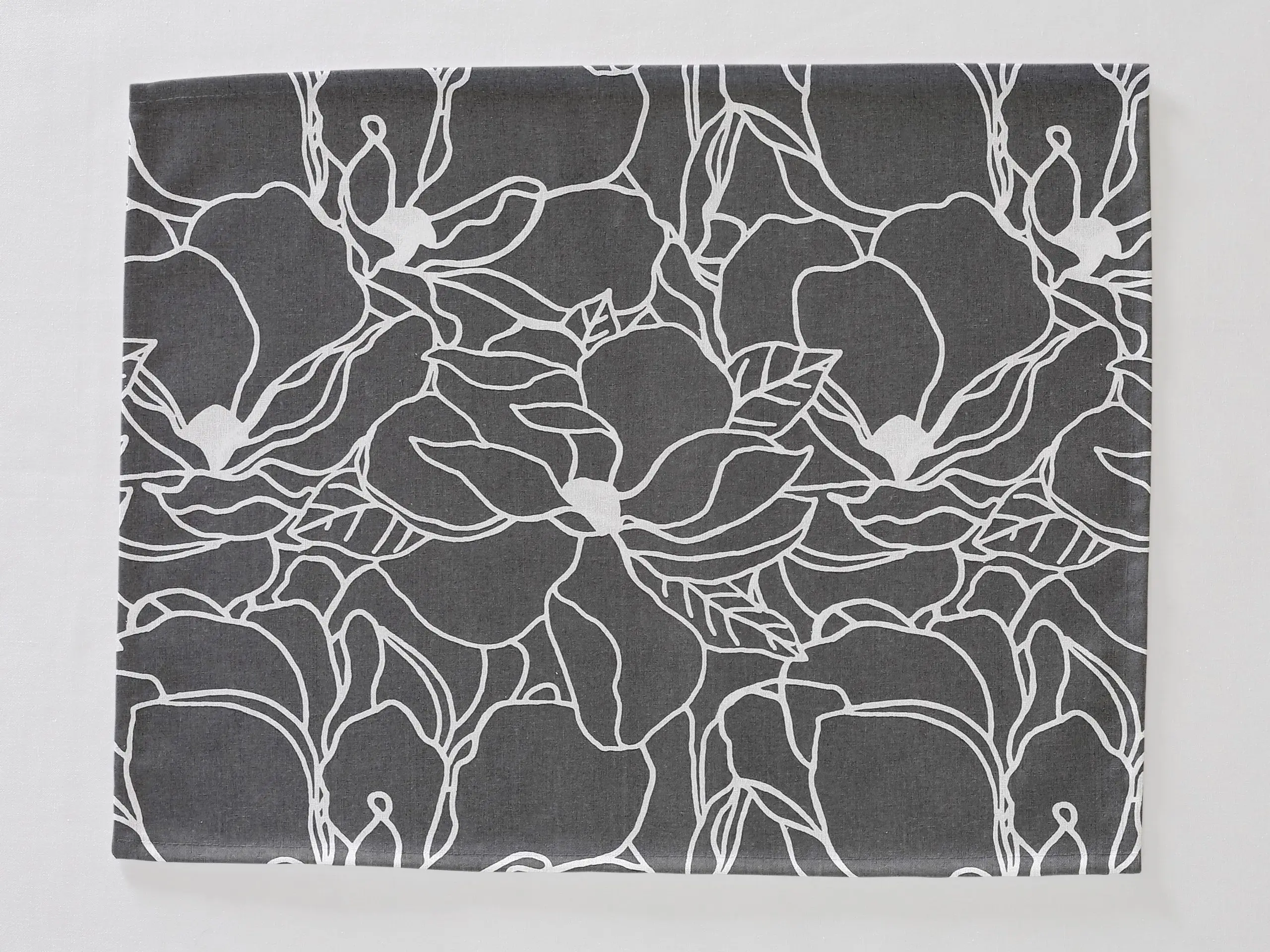 Bavlněné prostírání bílé květy na tmavě šedé značky Škodák