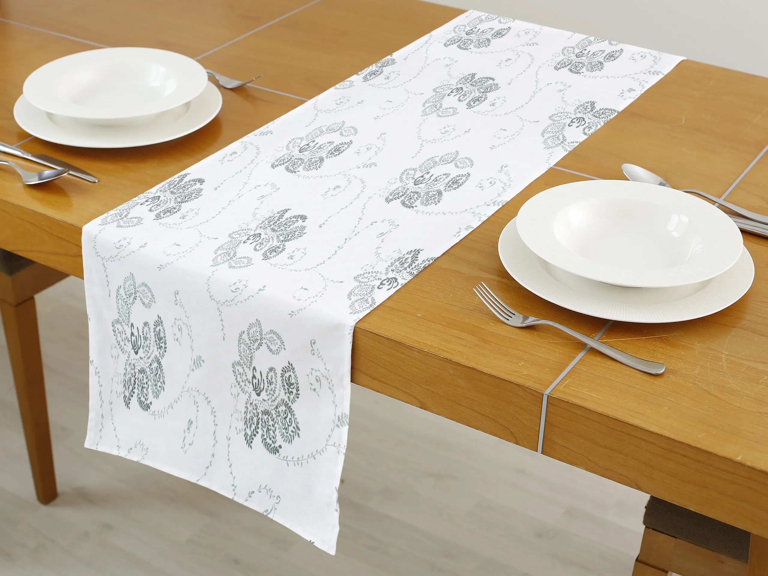 Bavlněný běhoun zelené ornamenty na bílé značky Škodák