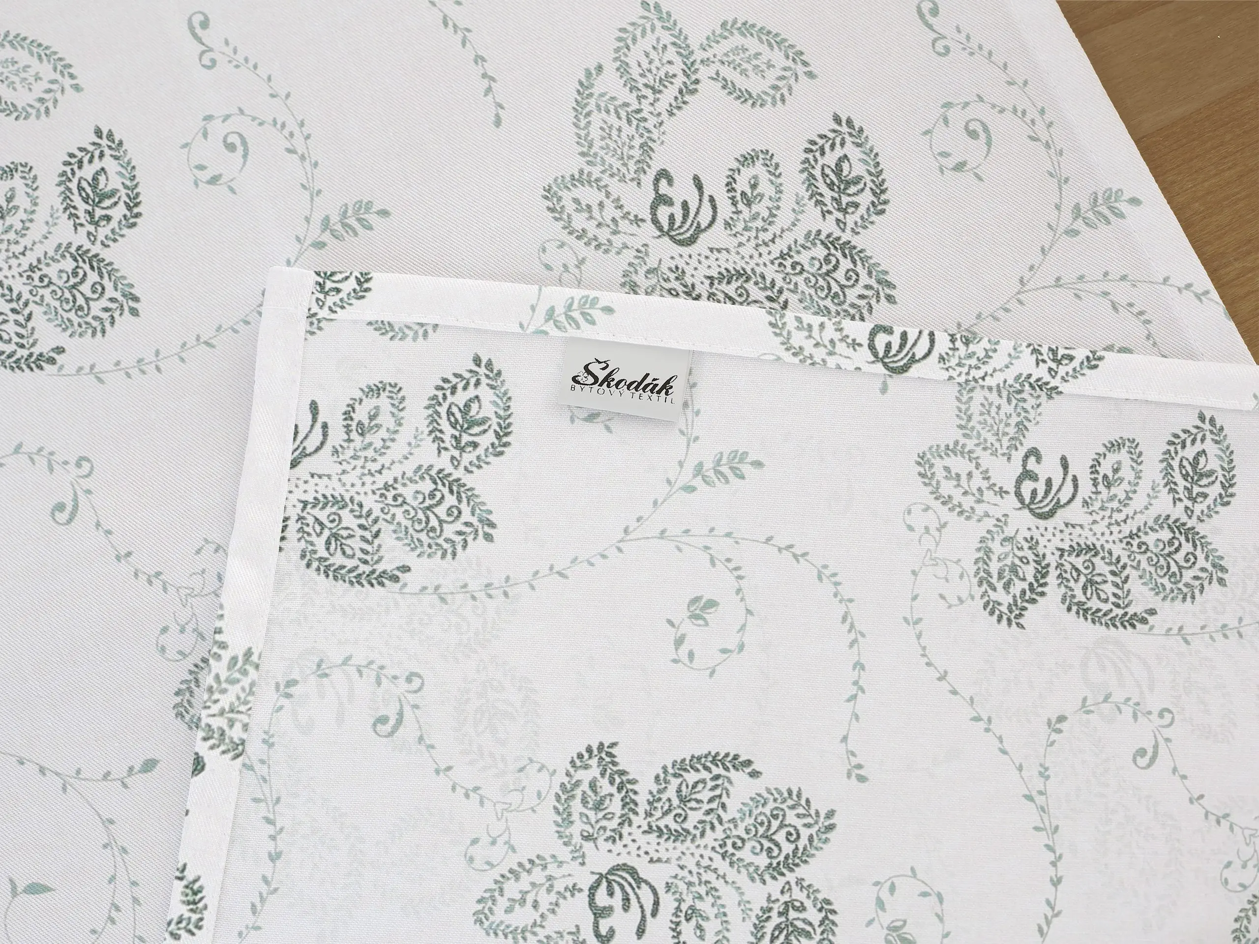 Bavlněný běhoun zelené ornamenty na bílé značky Škodák