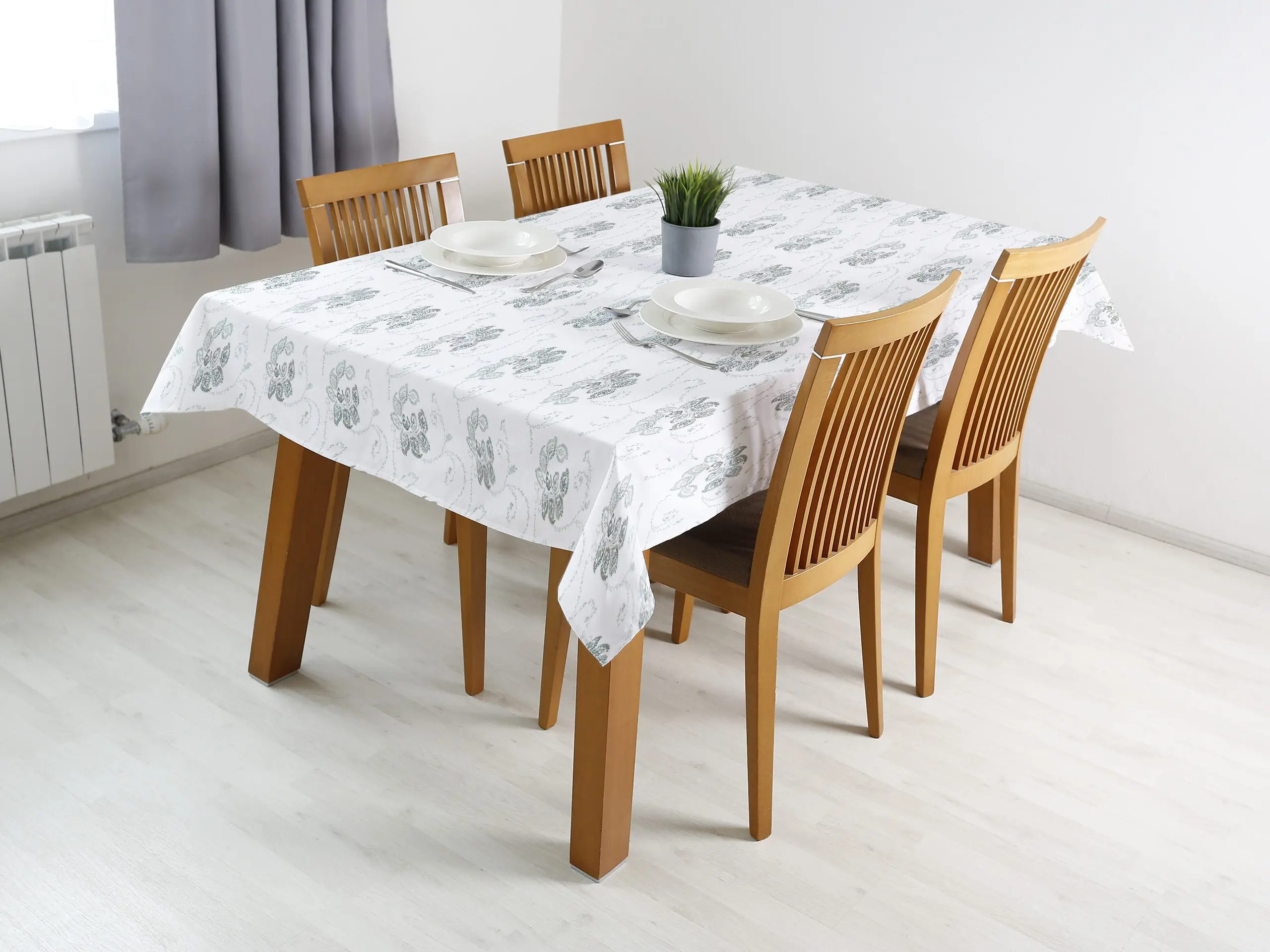 Hranatý bavlněný ubrus zelené ornamenty na bílé značky Škodák