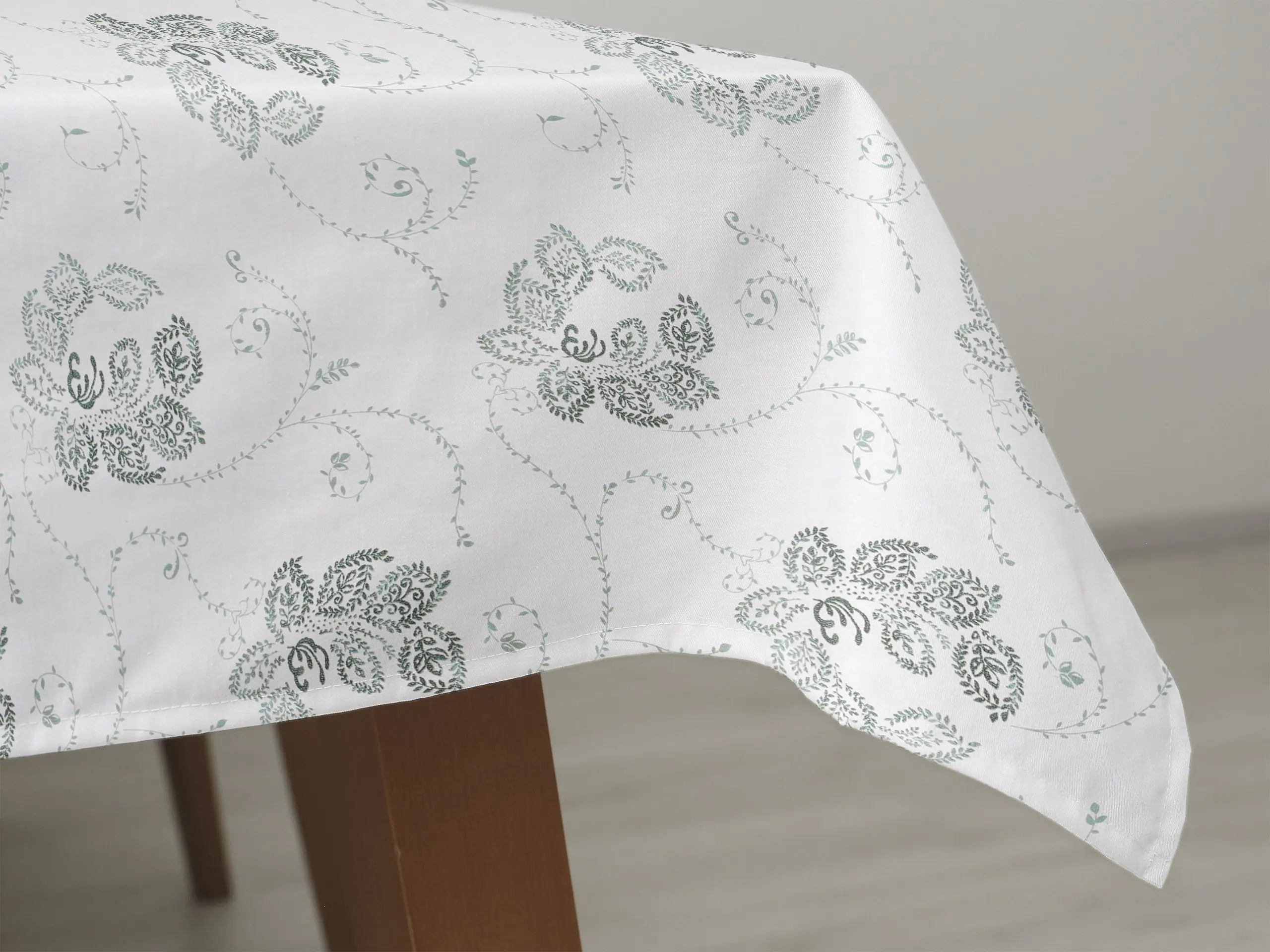 Hranatý bavlněný ubrus zelené ornamenty na bílé značky Škodák