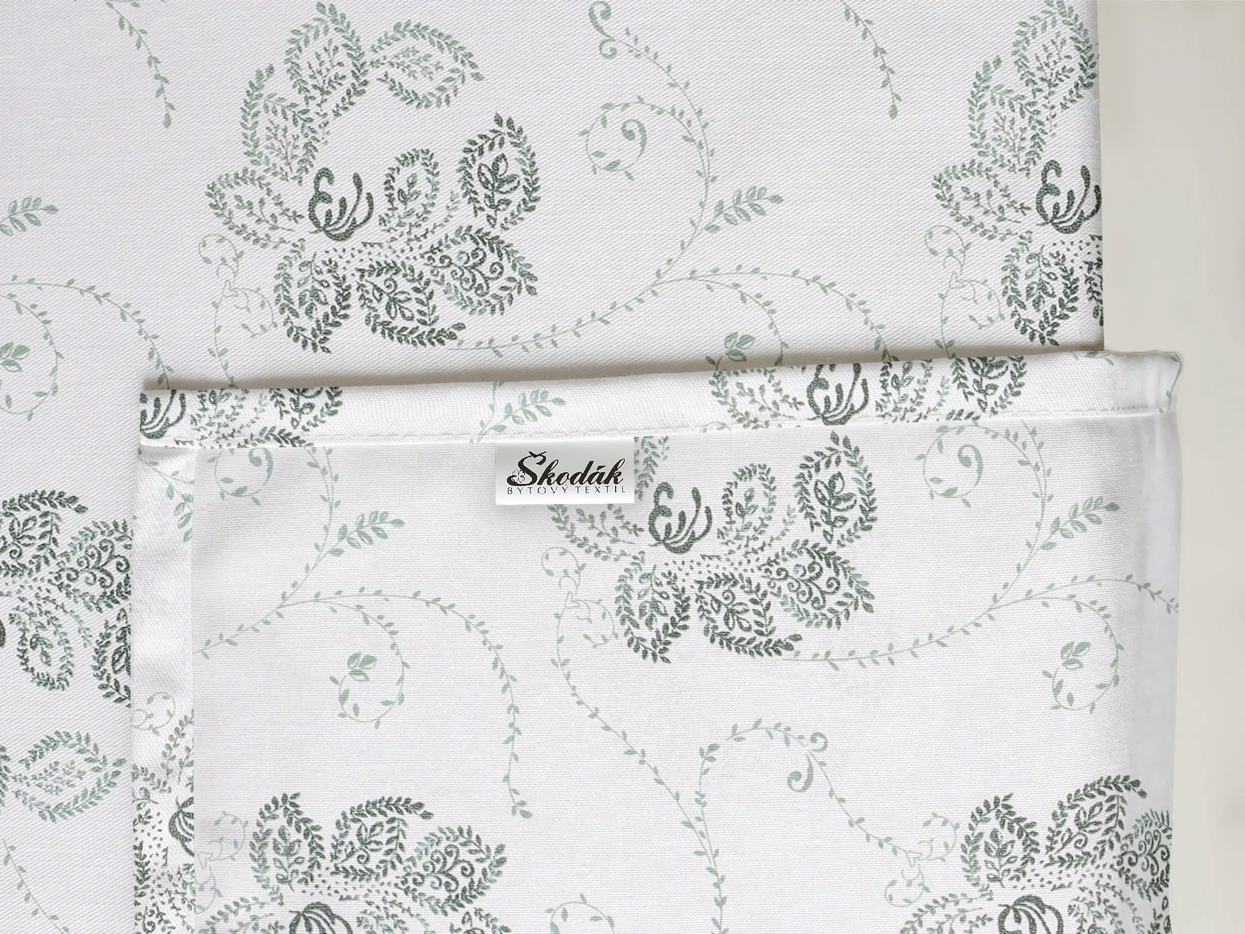 Hranatý bavlněný ubrus zelené ornamenty na bílé značky Škodák