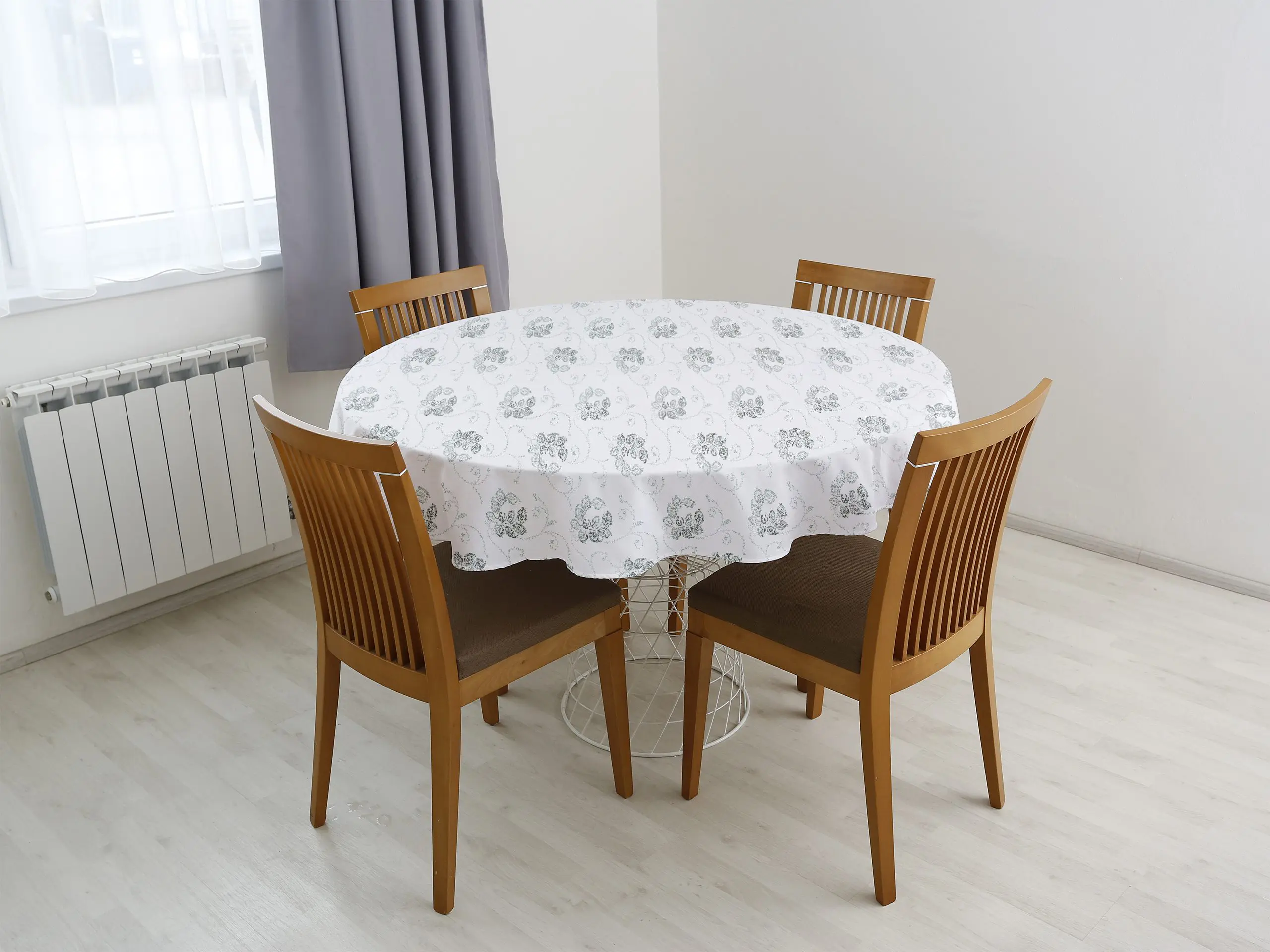 Kulatý bavlněný ubrus zelené ornamenty na bílé značky Škodák