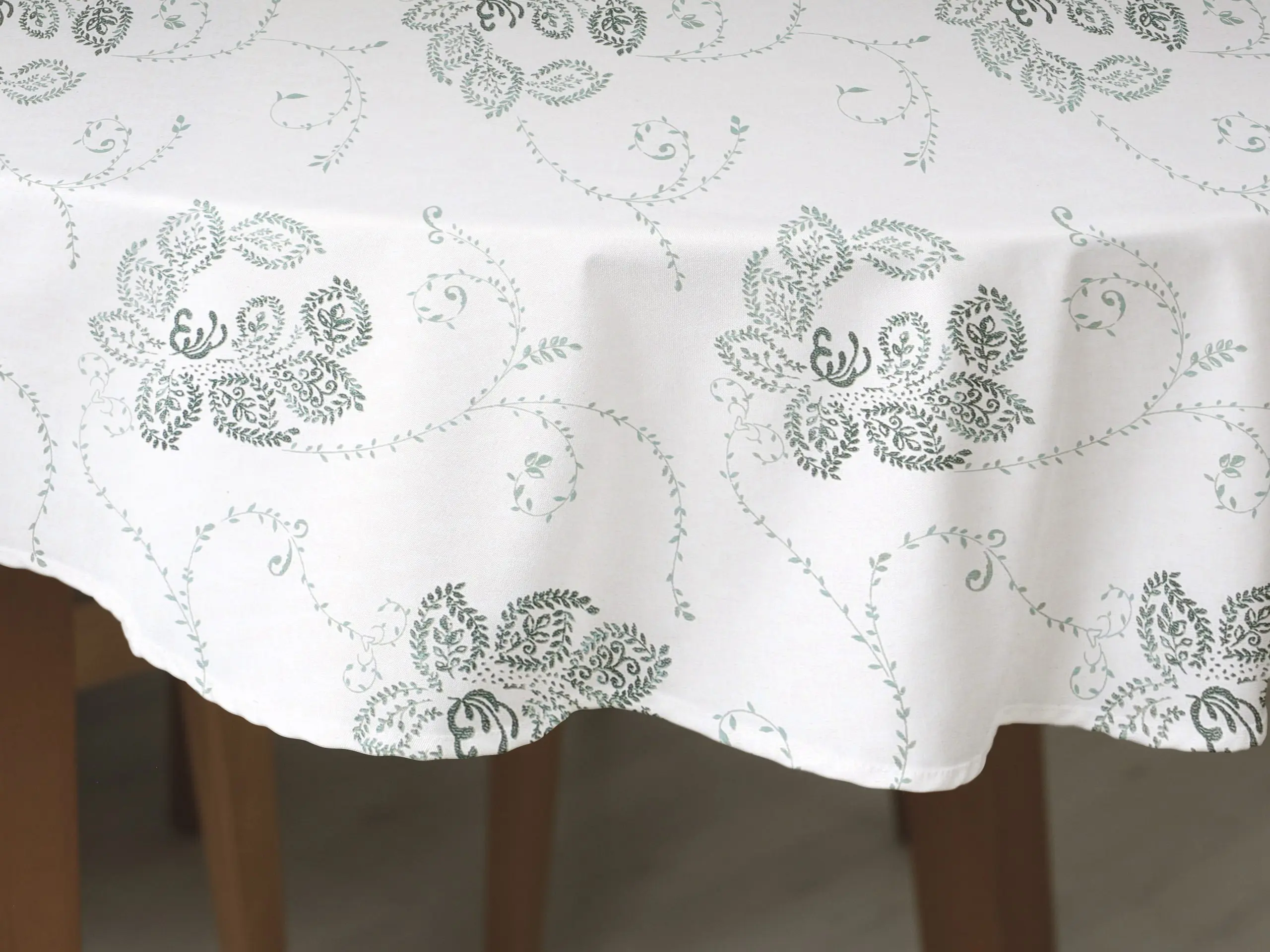 Oválný bavlněný ubrus zelené ornamenty na bílé značky Škodák