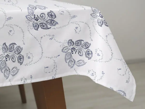 Hranatý bavlněný ubrus modré ornamenty na bílé značky Škodák