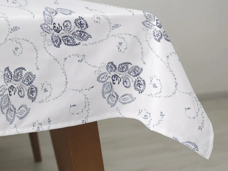 Hranatý bavlněný ubrus modré ornamenty na bílé značky Škodák