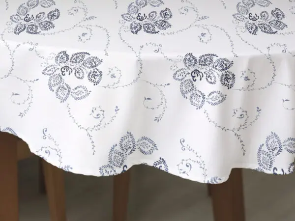 Oválný bavlněný ubrus modré ornamenty na bílé značky Škodák