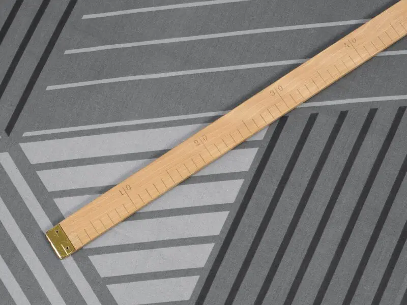 Bavlněná látka geometrické pruhy na šedé metráž značky Škodák