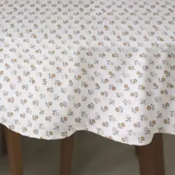 Oválný bavlněný ubrus kytičky na bílé značky Škodák