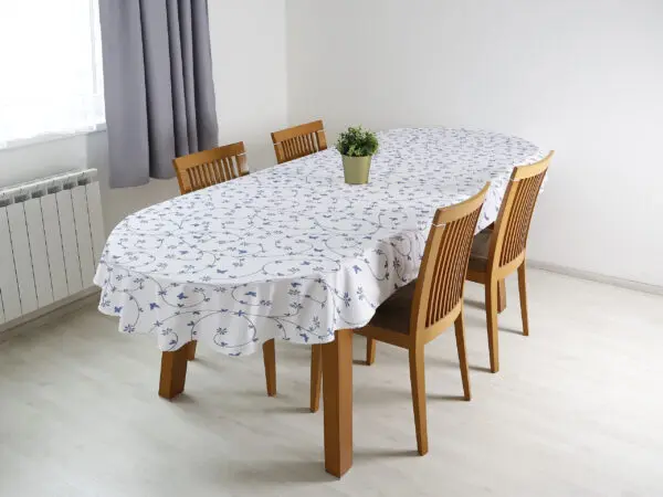 Oválný bavlněný ubrus modré kytičky na bílé značky Škodák