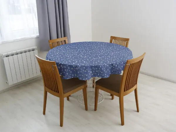 Kulatý bavlněný ubrus bílé kytičky na modré značky Škodák