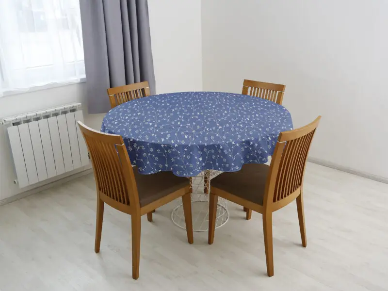Kulatý bavlněný ubrus bílé kytičky na modré značky Škodák