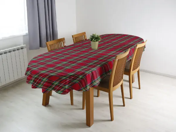Oválný ubrus Loneta velké káro červeno-zelené značky Škodák