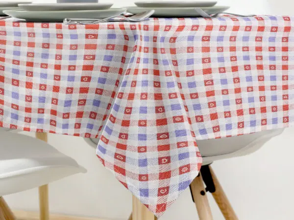 Hranatý ubrus Loneta modré a červené kostky se srdíčky značky Škodák