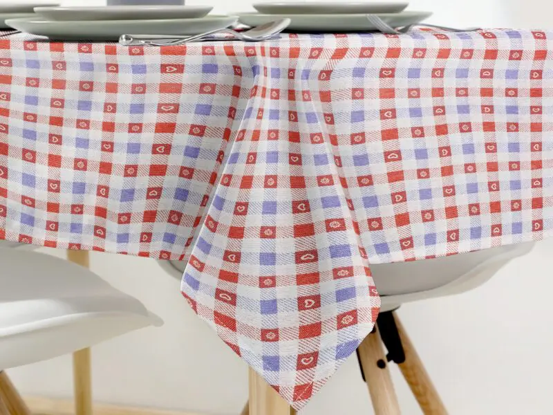 Hranatý ubrus Loneta modré a červené kostky se srdíčky značky Škodák