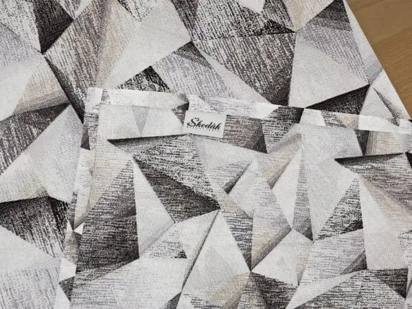 Běhoun Loneta šedočerné geometrické tvary značky Škodák