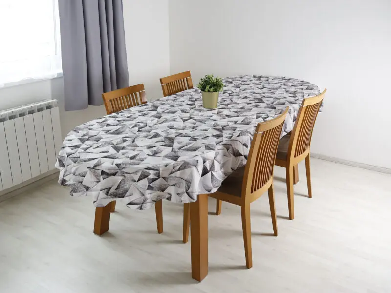 Oválný ubrus Loneta šedočerné geometrické tvary značky Škodák