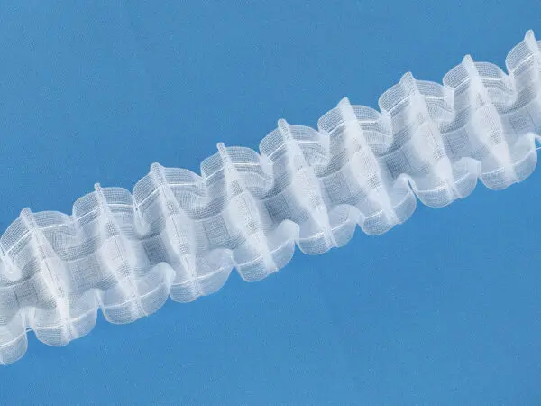 Řasící stuha uni transparentní č. 1396 – 6 cm metráž značky Škodák